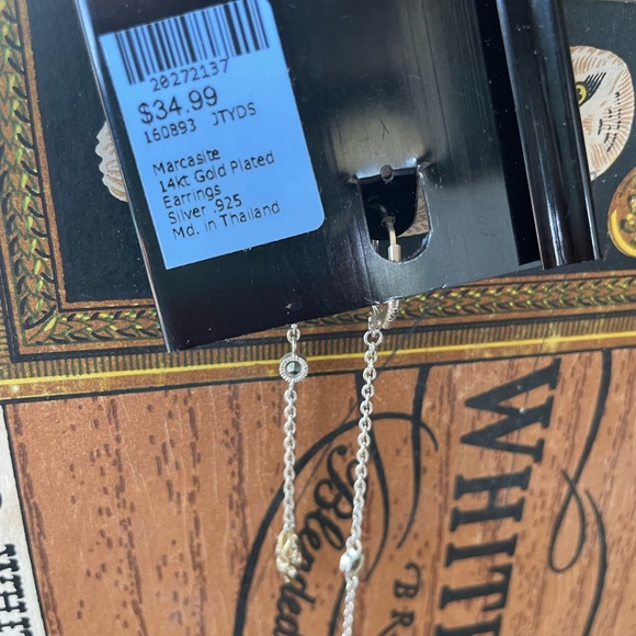 Beautiful lightweight silver and gold plated earrings. - Picture 3 of 3